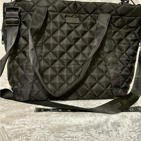 Steve Madden Black Large‎ Quilted Tote/Weekender/Excellent-Purchased-Never Used - Picture 3 of 12